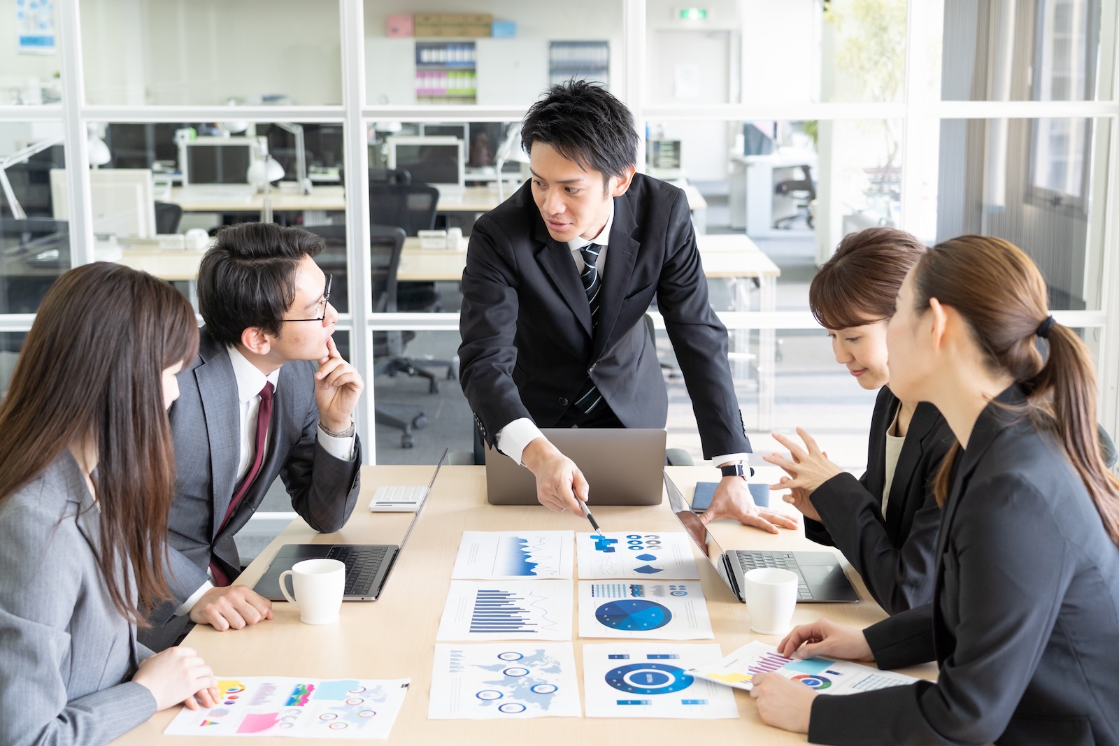説明と合意を行うビジネスミーティングの様子※イメージ写真：Adobe Stock素材を使用